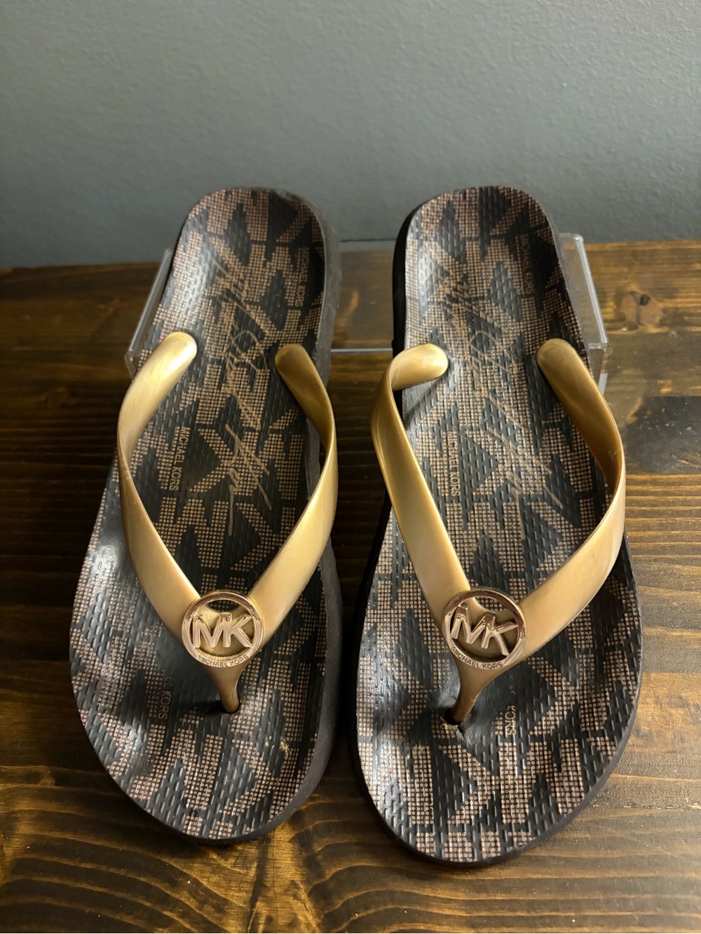 Michael Kors Gold and Brown MK Logo Thong Sandals Women’s Size 8